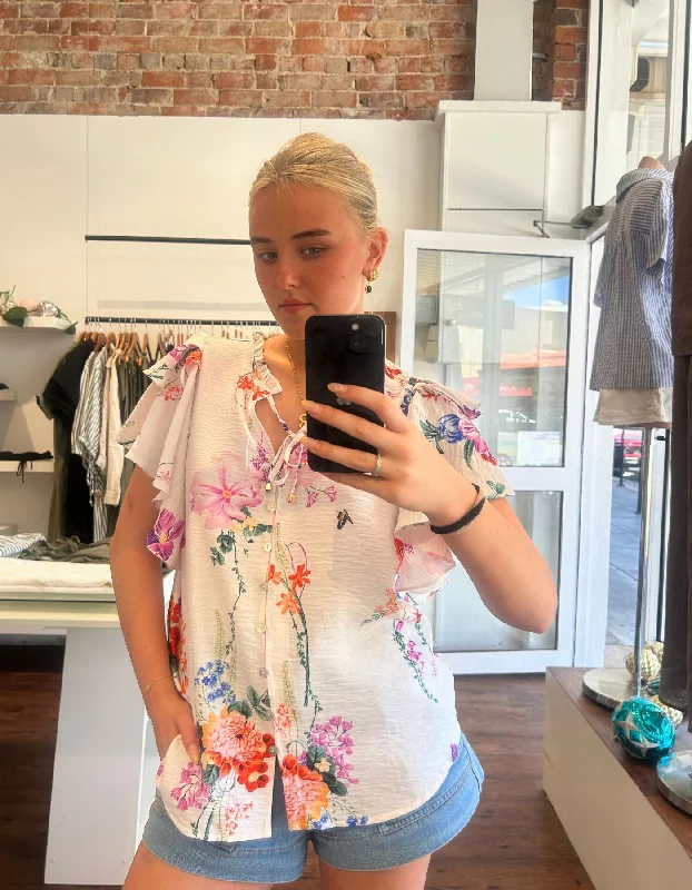 Stock Clearance Faye Flutter Sleeve V Neck Top in White Floral