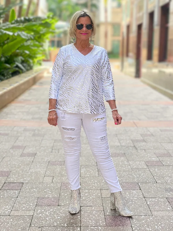 Act Now LULU-B WHITE LEME SILVER V-NECK TOP