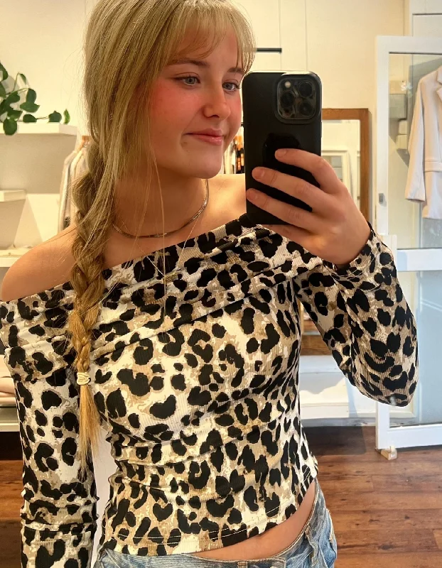 Daily Deals Porto Off Shoulder Long Sleeve Fitted Top in Leopard Print